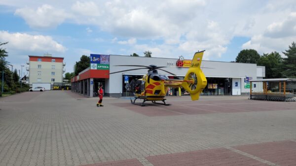 Mężczyzna wypadł z 3p w Krapkowicach. Na miejscu lądował LPR Ratownik23 i doszło do awarii na parkingu Biedronki.