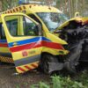 Wypadek karetki na DK45 na drodze Jasienie - Kopalina. Dwóch ratowników medycznych i pacjent zostali poszkodowani.