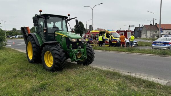 Zderzenie traktora i rowerzystki na skrzyżowaniu w Opolu. 28-latka została zabrana do szpitala. (Zdjęcia&Wideo)