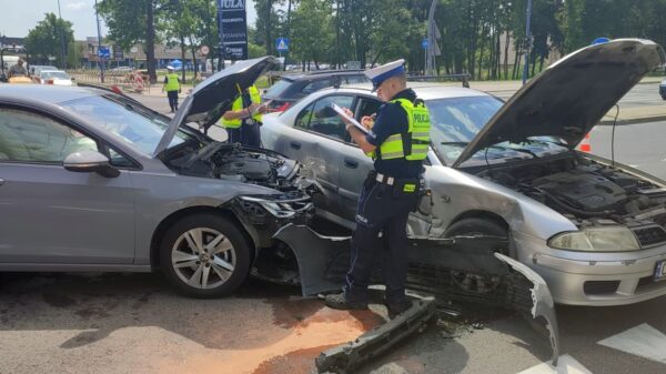 Wypadek na ulicy Ozimskiej w Opolu .Udział brały dwa auta . Dwóch kierowców zostało zabranych do szpitala. (Wideo)