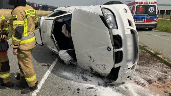 Dachowanie BMW, którym kierował 19-latek w miejscowości Zimna Wódka. 2 osoby trafiły do szpitala.