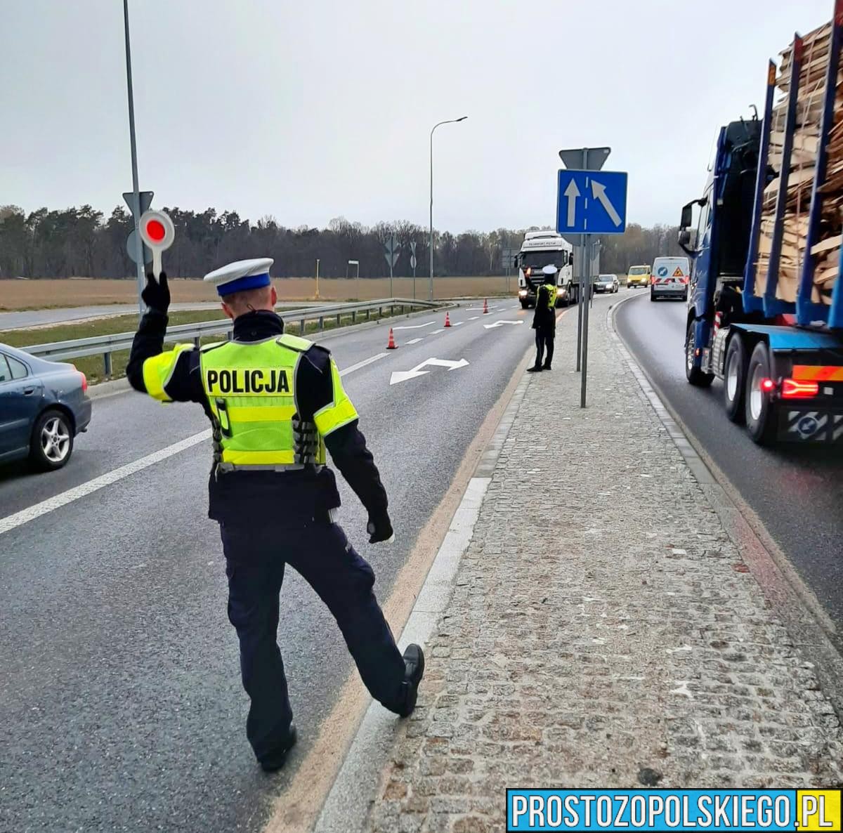 Zatrzymany 43-latek ,którzy jechał samochodem autostradą . Mężczyzna w swoim organizmie miał ponad 2,5 promila.