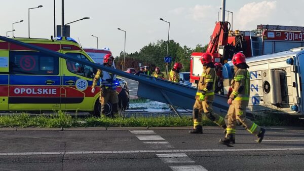 Wypadek policyjnego radiowozu na skrzyżowaniu w Opolu. (Zdjęcia&Wideo)