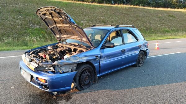 Wypadek na opolskim odcinku autostrady A4. Kierujący Subaru wjechał w bariery energochłonne.
