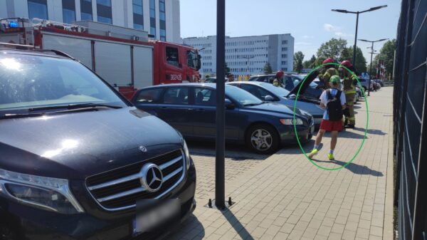 Pożar samochodu na parkingu Toyota Park w Opolu . Chłopiec grający w piłkę na boisku orlik zauważył dym w aucie i powiadomił pracownika.(Zdjęcia&Wideo)