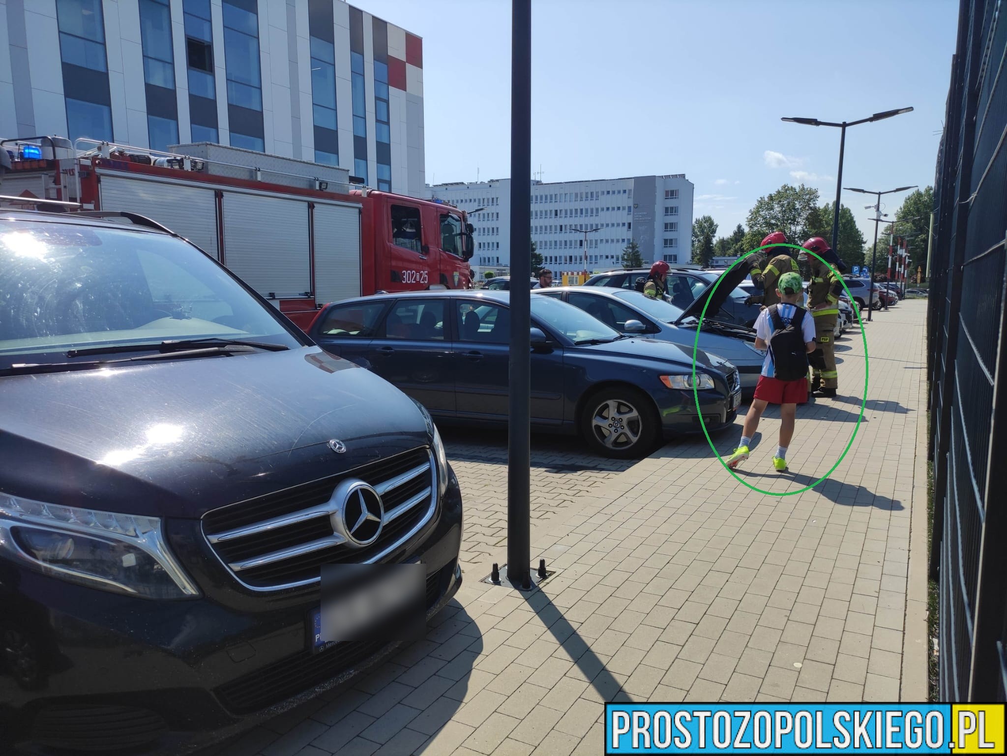 Pożar samochodu na parkingu Toyota Park w Opolu . Chłopiec grający w piłkę na boisku orlik zauważył dym w aucie i powiadomił pracownika.(Zdjęcia&Wideo)