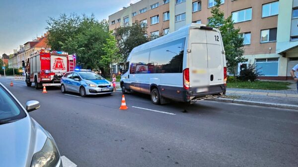Zderzenie autobusu, busa i osobówki na ul. Katowickiej w Opolu.