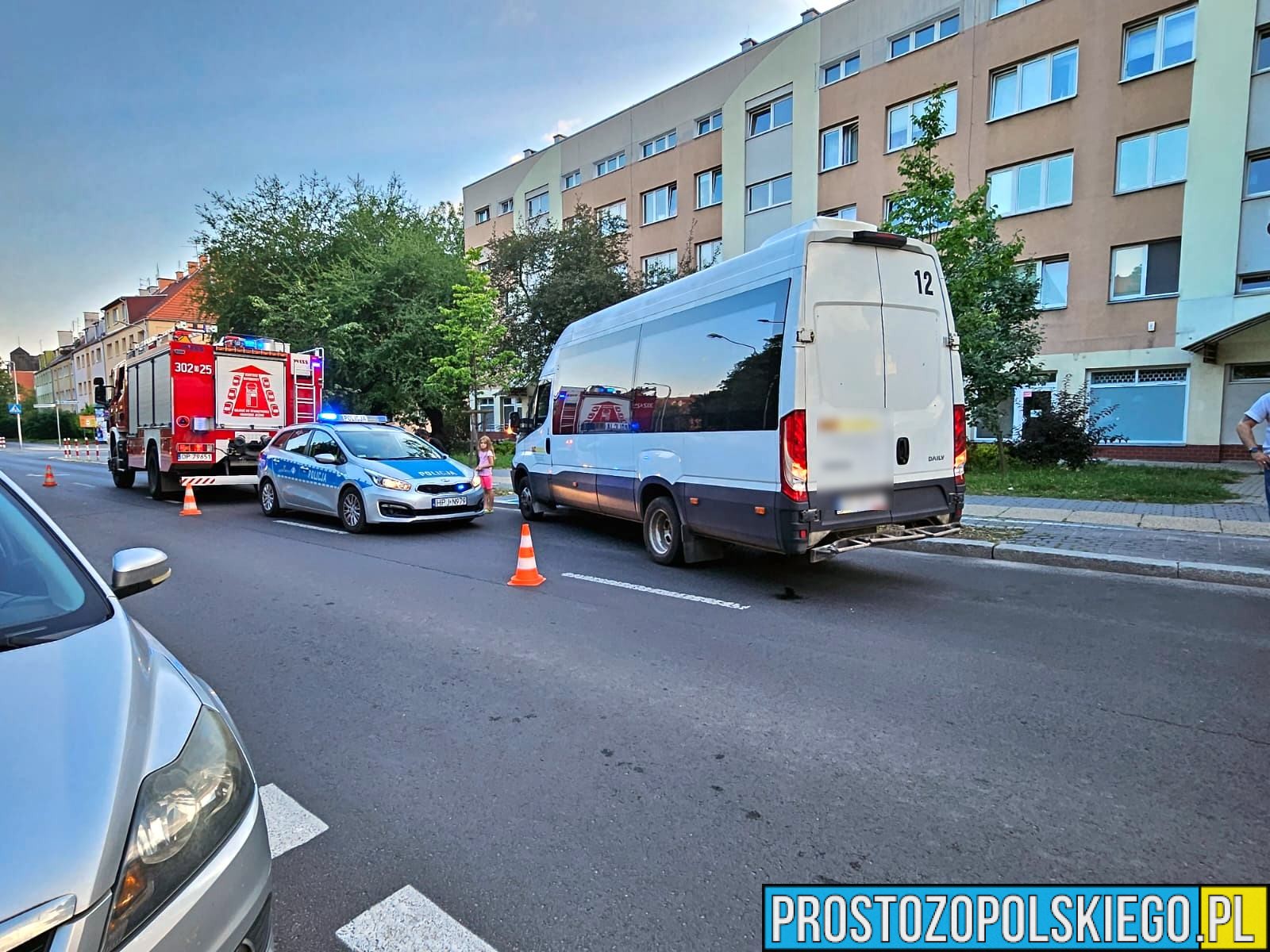 Zderzenie autobusu, busa i osobówki na ul. Katowickiej w Opolu.