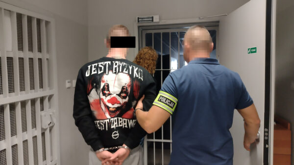 Funkcjonariusze z Brzegu zatrzymali 35-latka ,który miał amfetaminę, schowaną pod ledową listwą sufitową w domu.