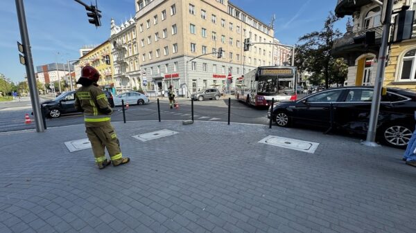 Zderzenie dwóch osobówek na skrzywianiu w Opolu koło Centrum Przesiadkowego. (Zdjęcia&Wideo)