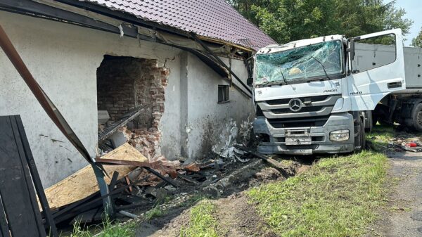 Samochód ciężarowy wjechał w budynku. Jedna ze ścian częściowo się zawaliła.(Zdjęcia)