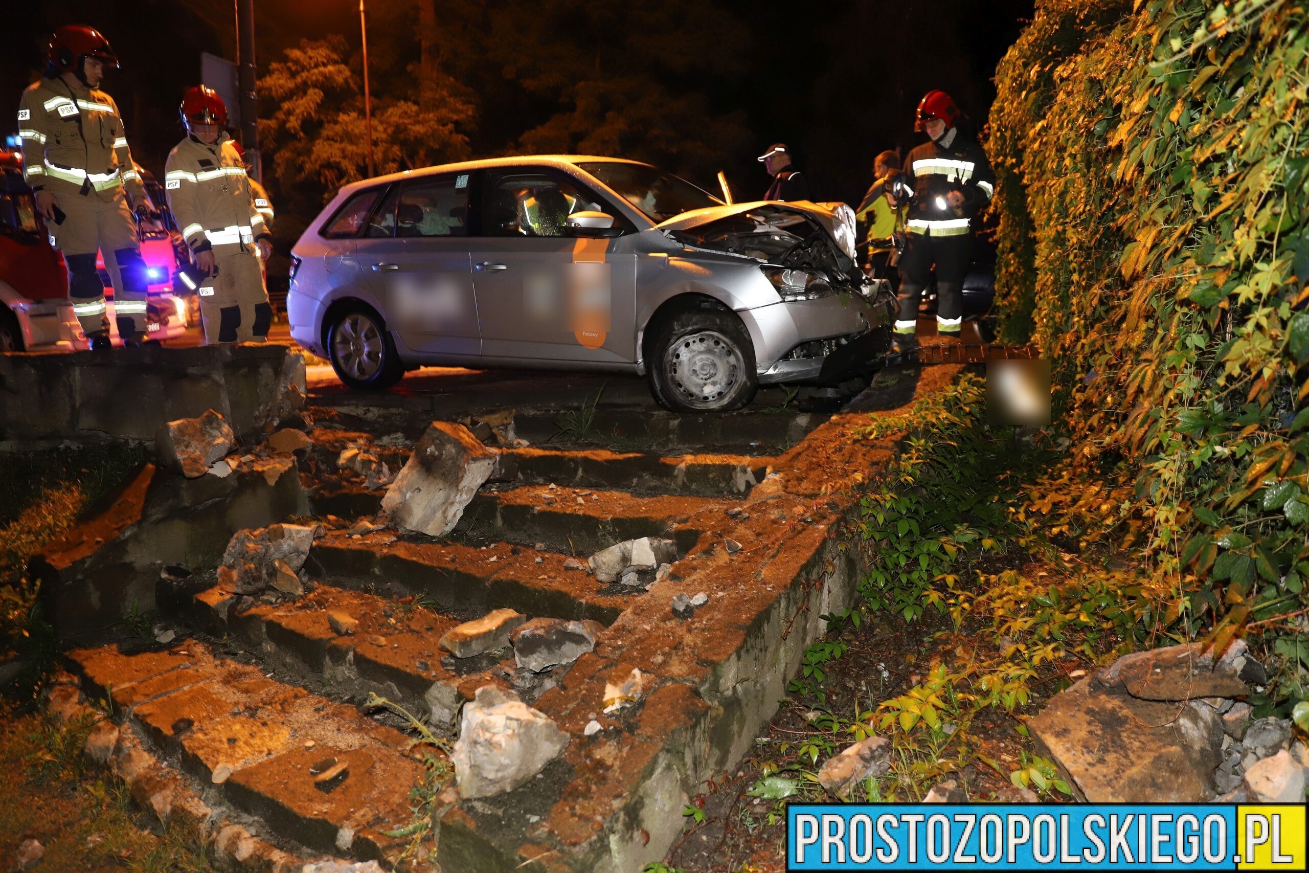 Kierujący taksówką 20-latek wjechał w betonowe ogrodzenie na ul.Niemodlińskiej w Opolu.(Zdjęcia&Wideo)