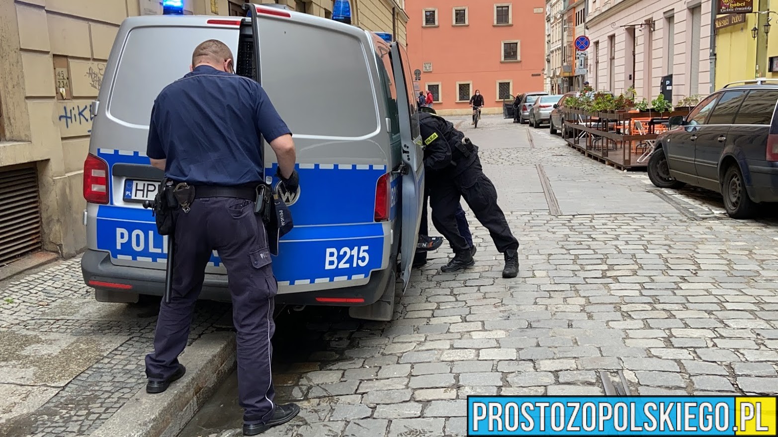 Najpierw spowodował kolizje w Brzegu, a potem wpadł w furię i uderzył policjanta.