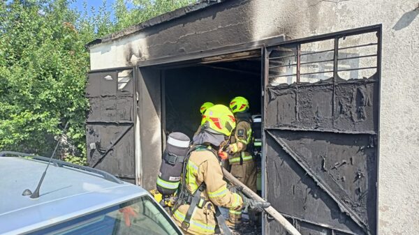 Pożar warsztatu samochodowego w Krapkowicach . Spaliły się dwa samochody i wyposażenie.