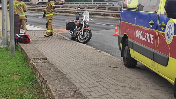 Strażacy z JRG 2 Opole wracając do swojej jednostki, najechali na zdarzenie z udziałem motocyklisty, który się przewrócił na moście.
