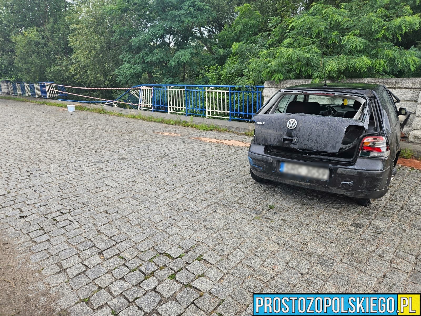 Kierujący Golfem może mówić o dużym szczęściu ,gdyż mało brakowało a wpadł by do rzeki Mała Panew. Auto zatrzymało się na barierkach.