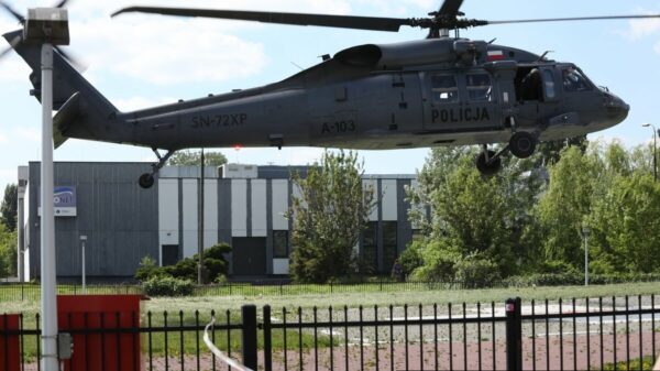 Śmigłowiec Black Hawk już w akcji. Będzie ewakuował  ludzi z dachu.