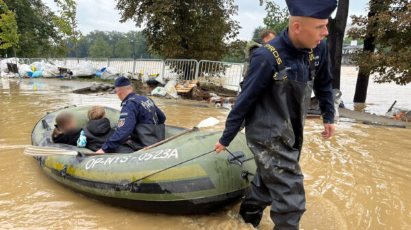 Stołeczni policjanci w pełnej gotowości do pomocy powodzianom (Zdjęcia &Wideo)