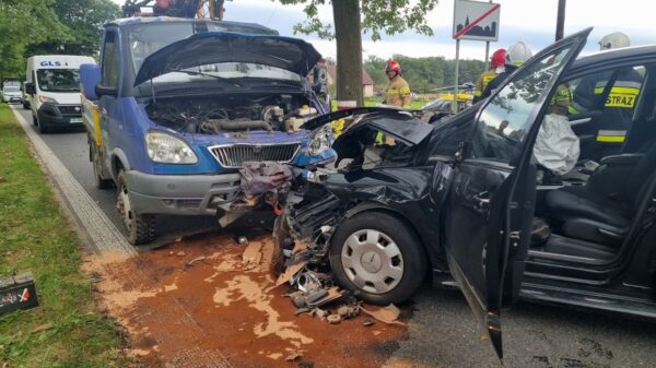 Czołowe zderzenie dostawka z osobówką w Ligocie Prószkowskiej .Na miejscu lądował LPR. Dwie osoby zostały poszkodowane.