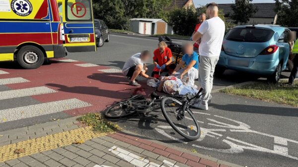 Kierująca auto potrąciła seniora ,który jechał rowerem po ścieżce rowerowej w Opolu.(Zdjęcia)