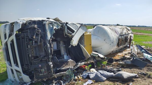 Wypadek zastawu ciągnika z beczką w Igłowicach. Kabina została całkowicie zmiażdżona. Na miejscu lądował LPR.(Foto & Wideo)