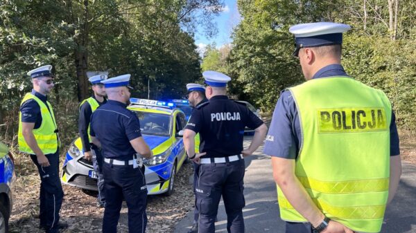 Policjanci ruchu drogowego w służbie od pierwszych dni powodzi.