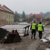 Głubczyccy policjanci pomagają mieszkańcom poszkodowanym przez żywioł.