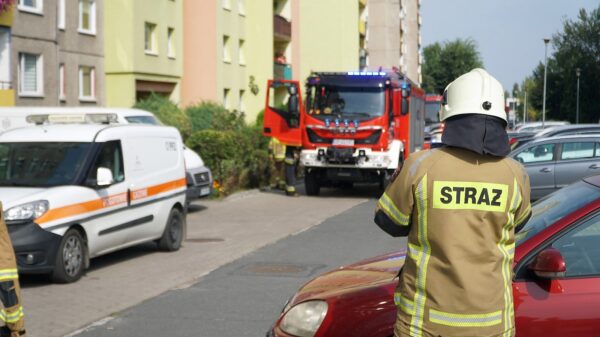 Służby ratunkowe otrzymały zgłoszenie, o ulatniającym się gazie w mieszkaniu na ul.Sieradzkiej w Opolu.