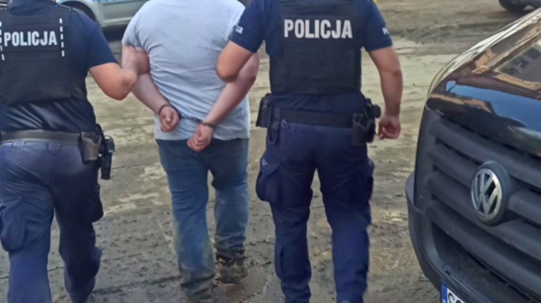 Policjanci z Głuchołazów zatrzymali szabrowników. To mężczyźni w wieku 30 i 41 lat, którzy ukradli mienie wartości około 14 tys. zł.