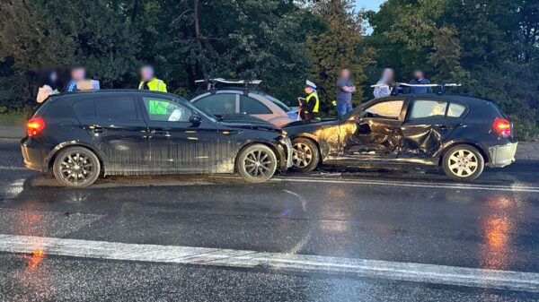 Zderzenie dwóch samochodów BMW na ulicy Ozimskiej w Opolu. Jedna osoba została poszkodowana.(Zdjęcia&Wideo)