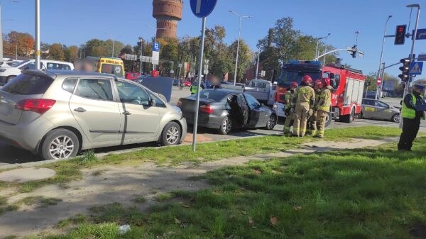 Zderzenie trzech samochodów na ul. Oleskiej koło stadionu "Odry Opole".