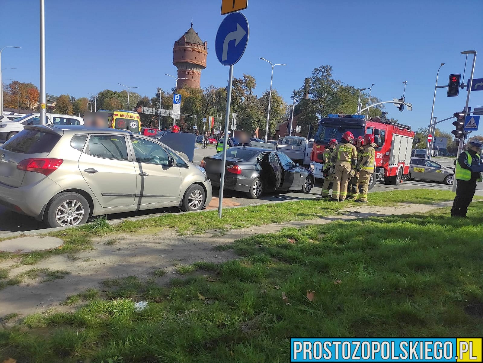 Zderzenie trzech samochodów na ul. Oleskiej koło stadionu "Odry Opole".