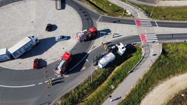 Na obwodnicy Północnej z drogą wojewódzką nr 426 przewróciła się autocysterna .Duże utrudnienia w ruchu .(Zdjęcia)