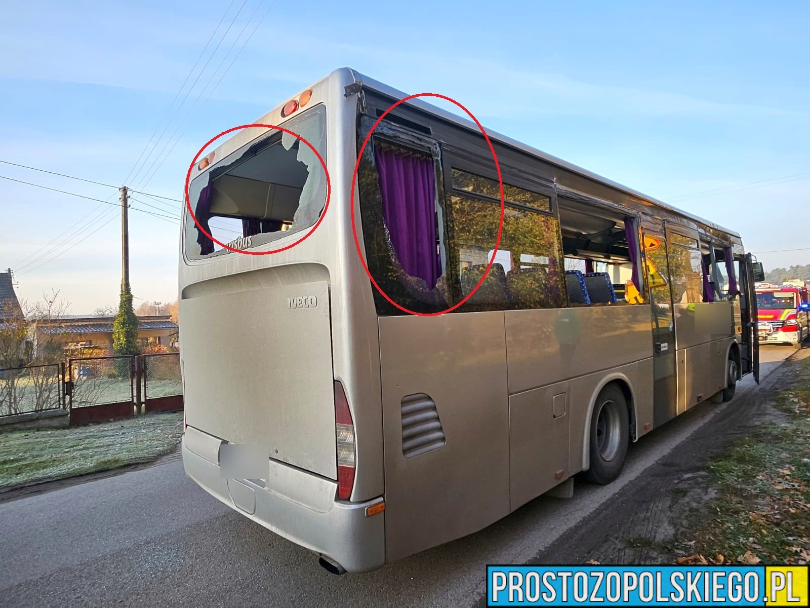 Zderzenie koparki i autobusu, w którym jechały dzieci do szkoły w Starych Budkowicach.(Zdjęcia)