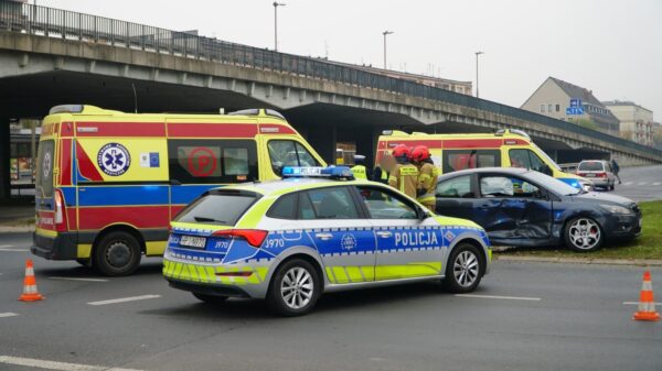 Zderzenie karetki i osobówki na rondzie w Opolu. Dwie osoby poszkodowane w tym ratownik.