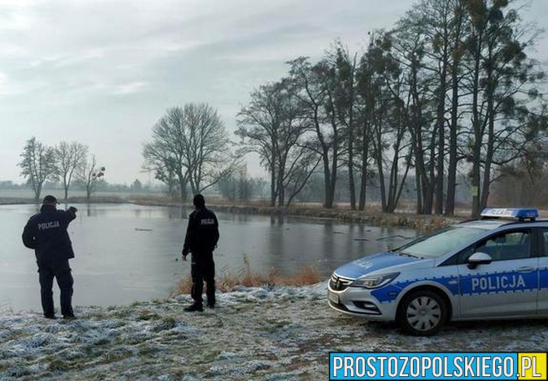 Uratowali mężczyznę, który ześlizgnął się do stawu w Brzegu. 21-latek miał 1, 5 promila alkoholu.