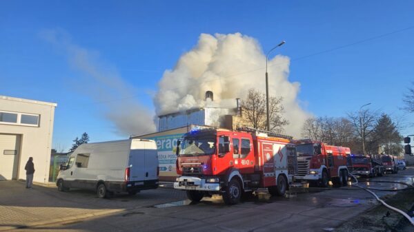 Pożar hali produkcyjnej materacy w Prudniku. Na miejscu 14 zastępów straży pożarnej. (Foto&Wideo)