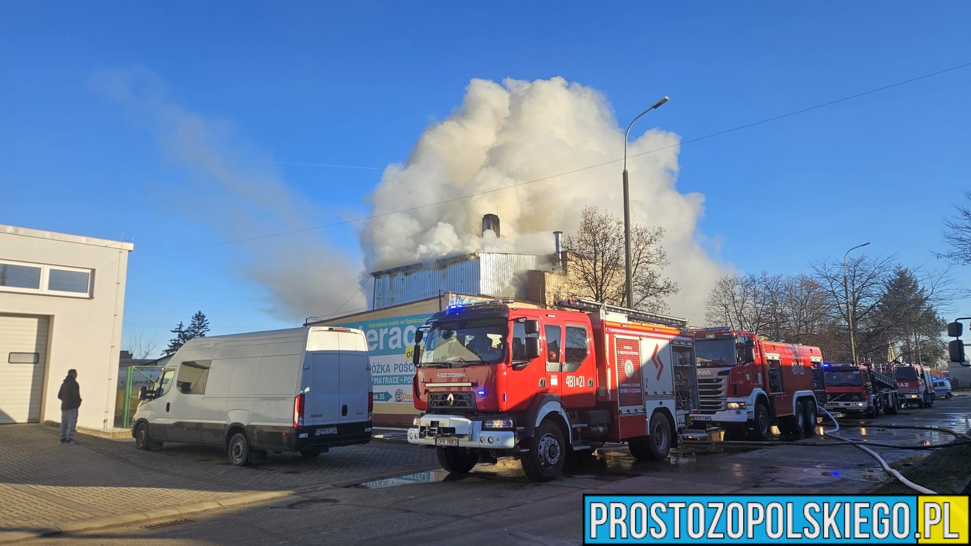 Pożar hali produkcyjnej materacy w Prudniku. Na miejscu 14 zastępów straży pożarnej. (Foto&Wideo)