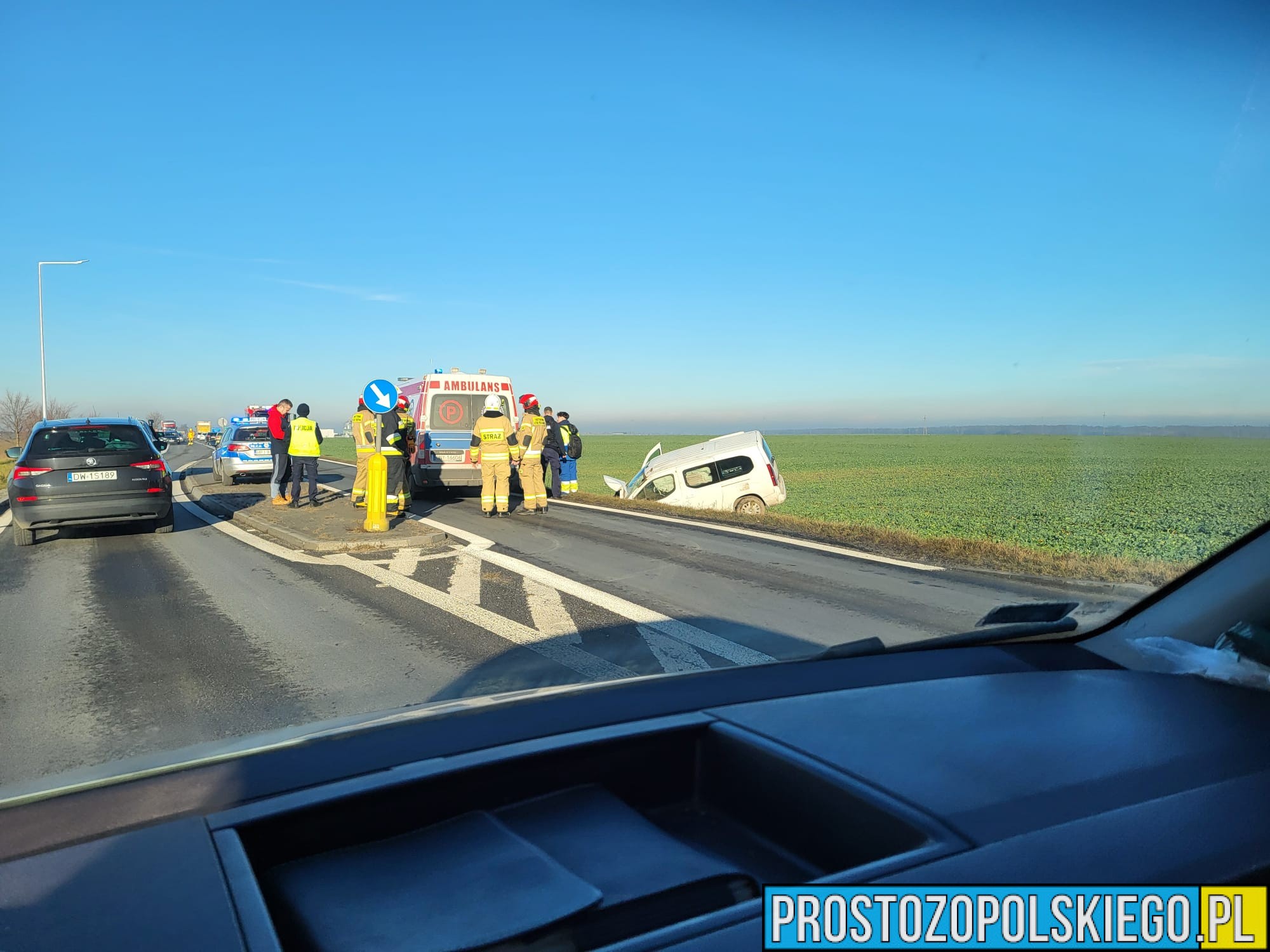 Wypadek na drodze DW401 na trasie Nysa - Grotków. Auto wpadło do rowu. Pojazdem podróżowały 3 osoby .(Zdjęcia)