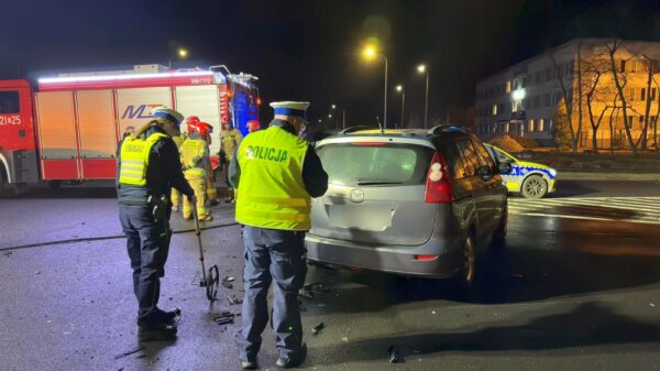 Zderzenie dwóch osobówek koło komendy policji w Kędzierzynie Koźlu.