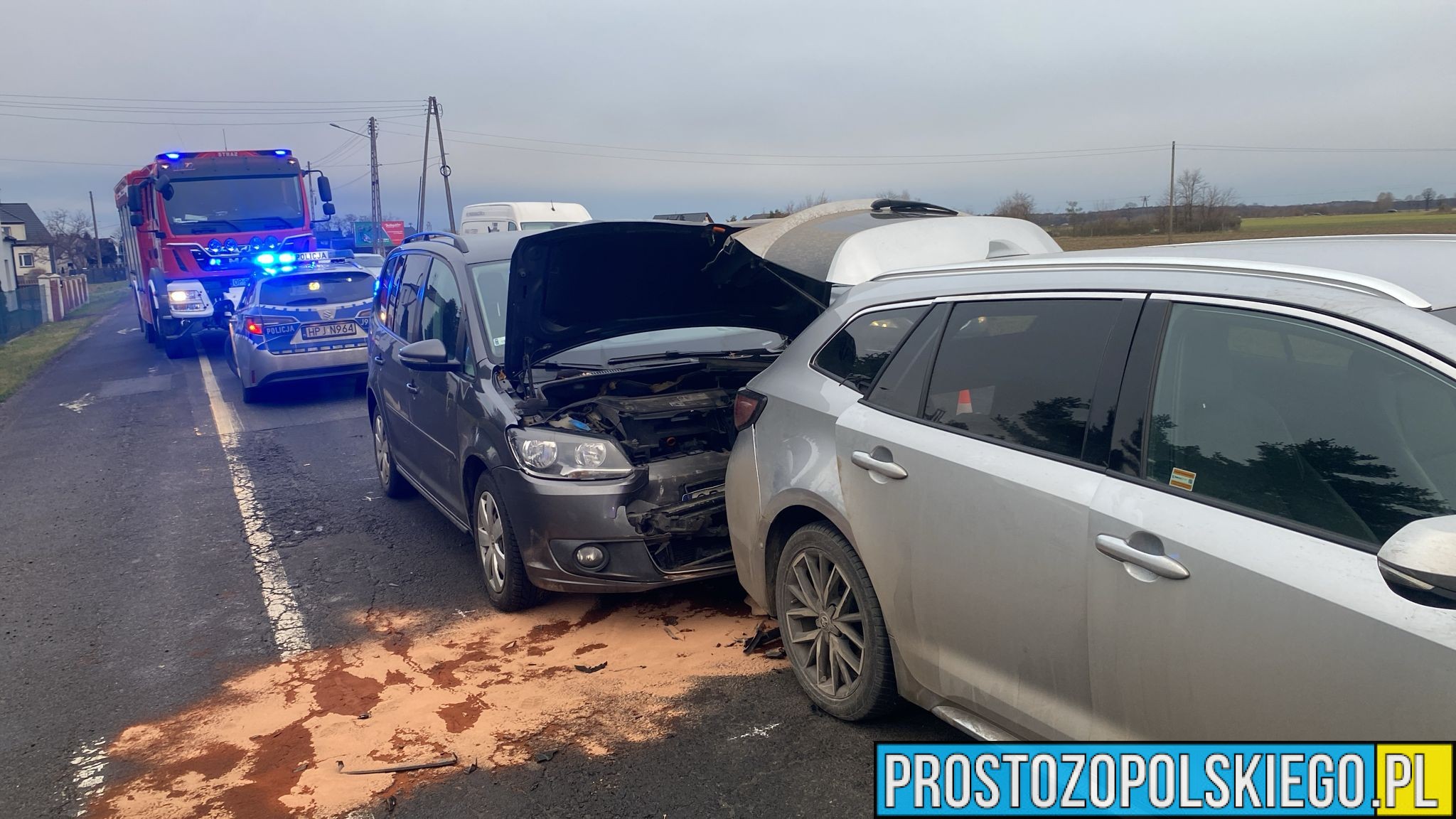 Wrzoski: Zderzenie 3 samochodów osobowych. Kobieta z dwójką dzieci zabrani do szpitala.(Zdjęcia)