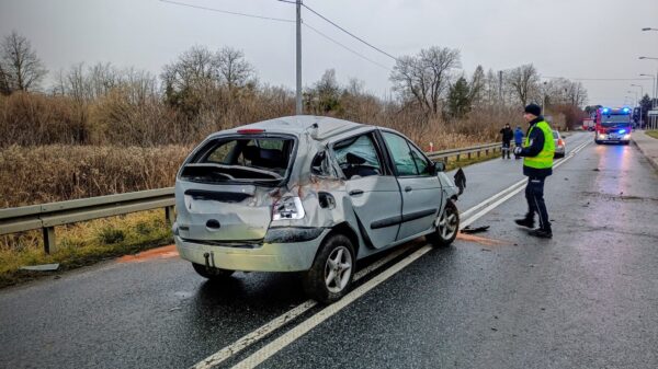 Wypadek w Praszce. Kobieta jadąca z dwójką dzieci wjechała autem w mur.Na miejscu lądował LPR.(Zdjęcie)