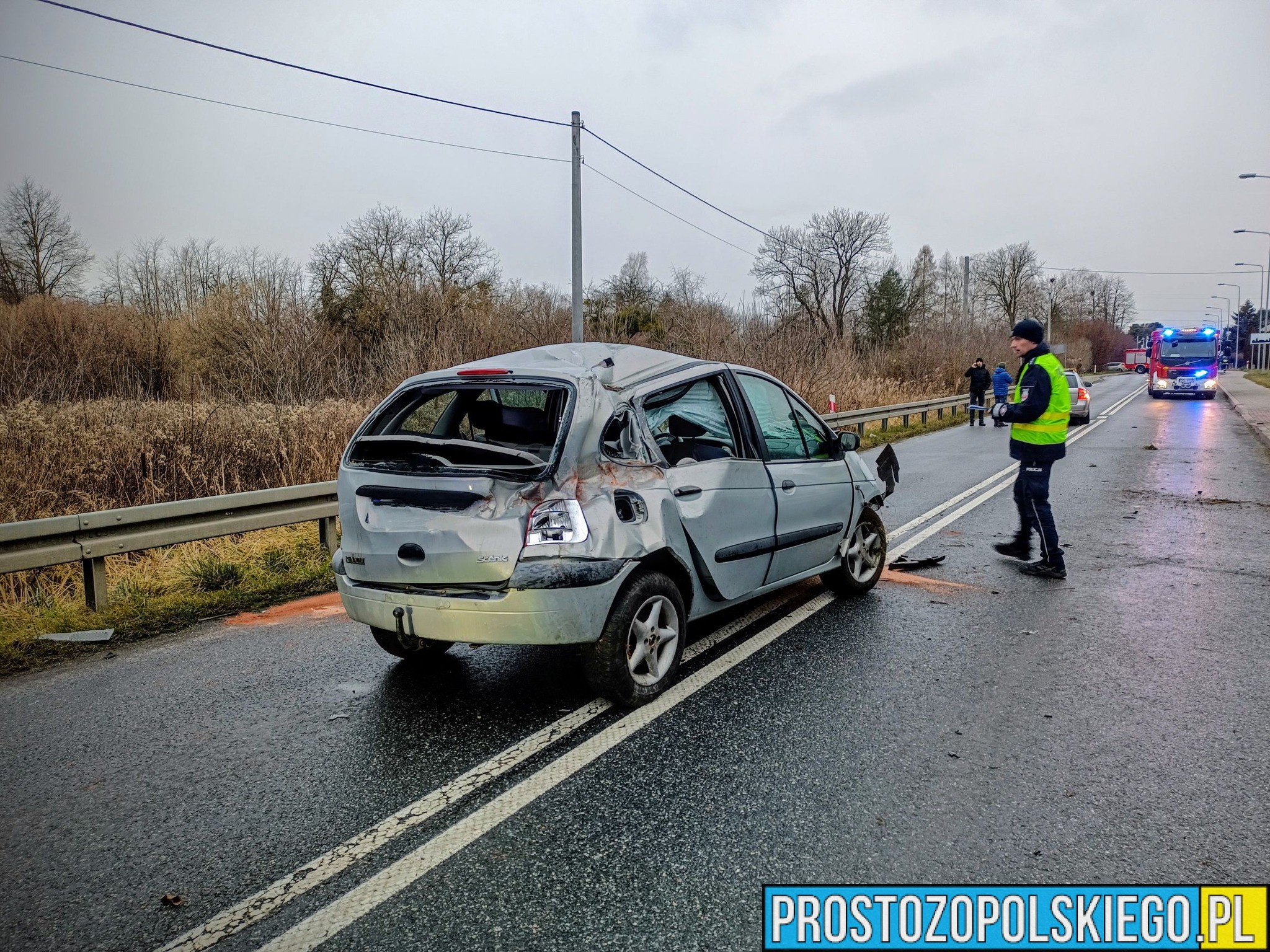 Wypadek w Praszce. Kobieta jadąca z dwójką dzieci wjechała autem w mur.Na miejscu lądował LPR.(Zdjęcie)