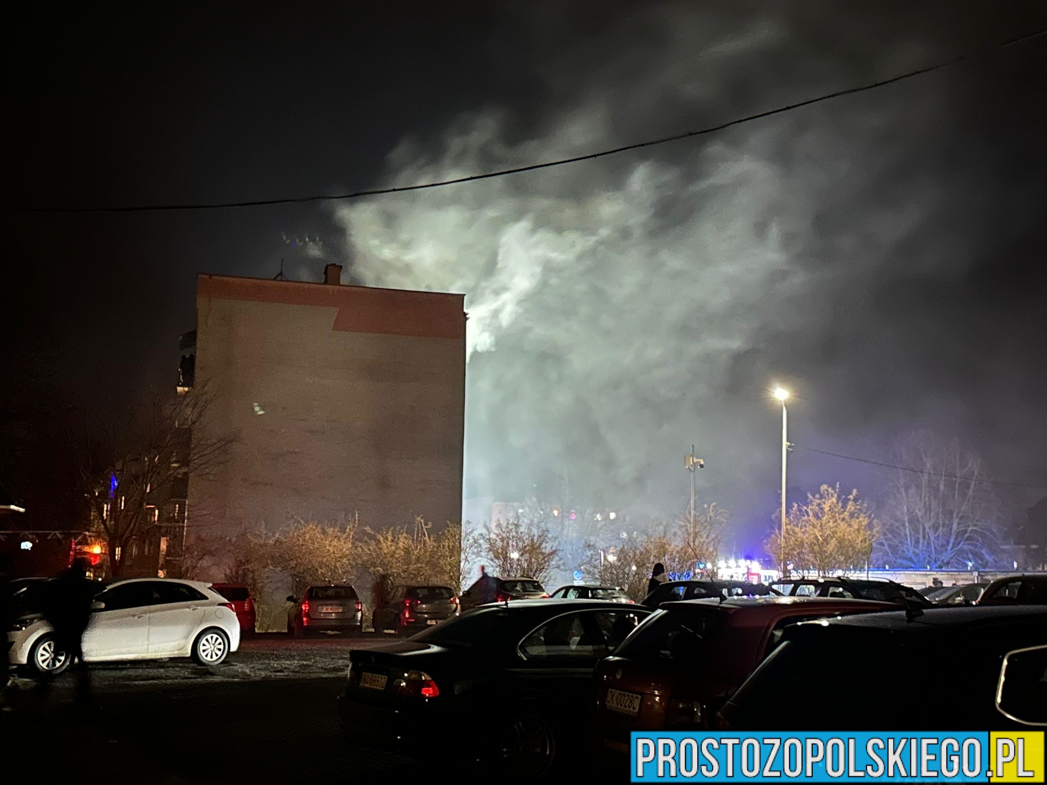 Pożar w bloku w Kędzierzynie Koźlu. Ewakuowano mieszkańców. (Zdjęcia)