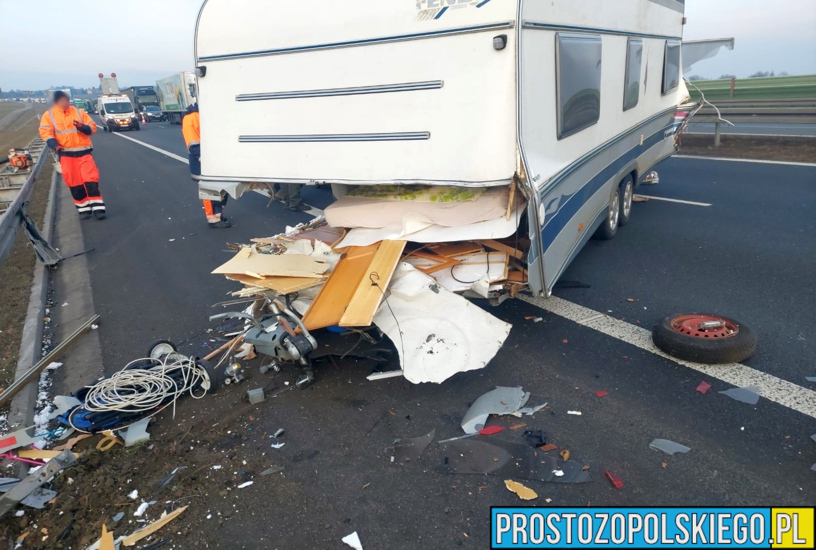 Wypadek na autostrady A4. Bus wjechał w przyczepę kempingową. Policjanci zatrzymali poszukiwanego w busie (Zdjęcia)