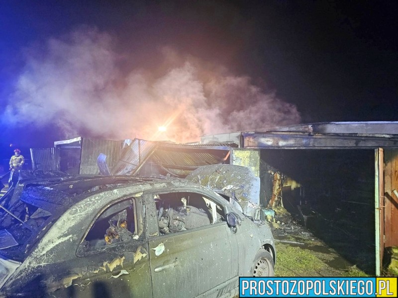 Pożar kompleksu garaży w Izbicku. Spaliły się też dwa samochody