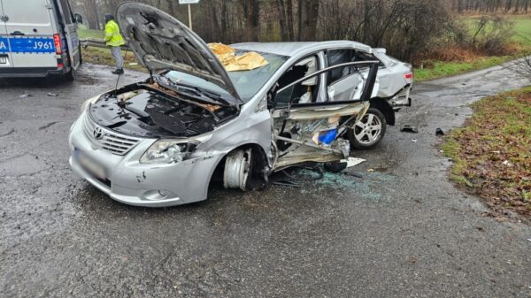 Wypadek z udziałem trzech samochodów na DK45 w Zawadzie pod Opolem. Jeden z samochodów został zmasakrowany. Dwie osoby poszkodowane