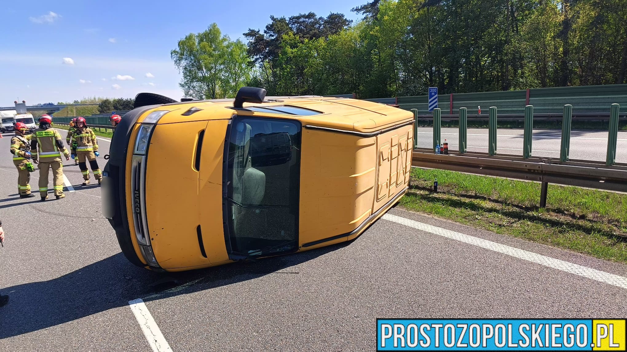 Wypadek busa na autostradzie A4 250 km kierunek Wrocław. Prawdopodobna przyczyna zdarzenia to wystrzał tylnej opony