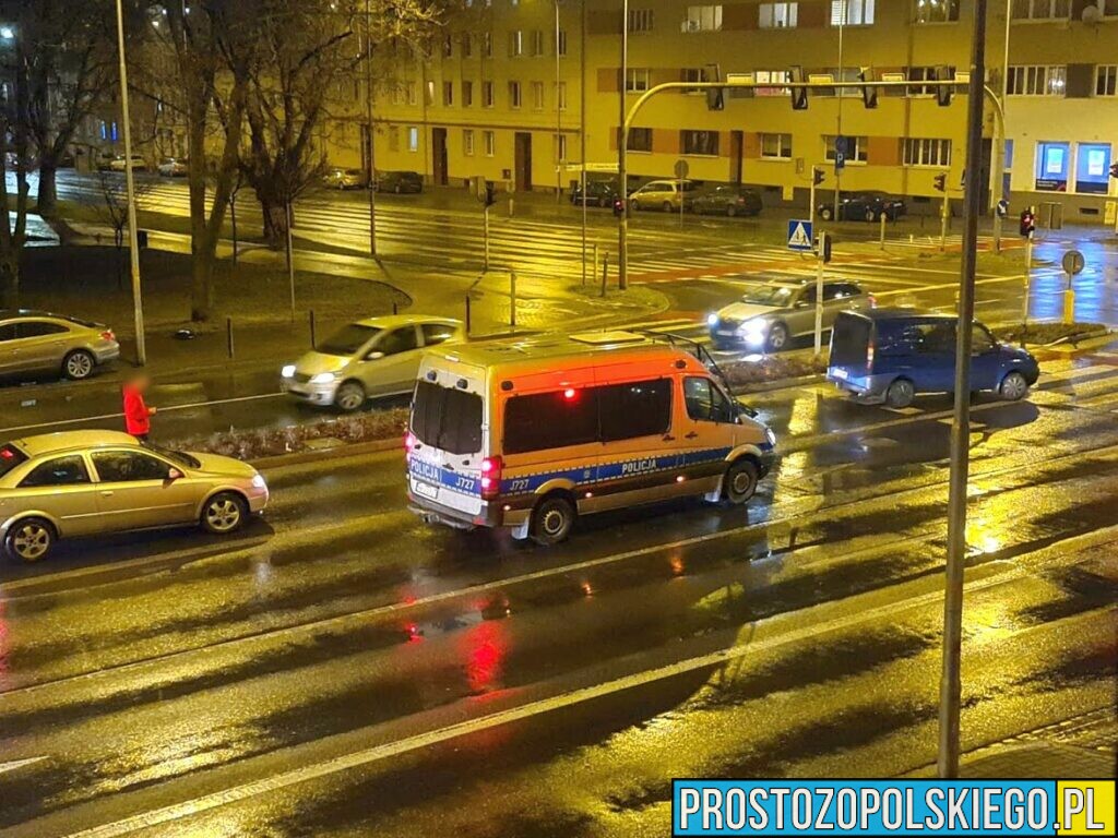 bójka w opolu, bójka na plebiscytowej, bójka w centrum miasta, nagranie mójki, pobili sie na skrzyżowaniu, pobili sie w centrum miasta, monitoring z bójki, pobicie w Opolu, bijatyka w centrum, bijaktyka w Opolu,