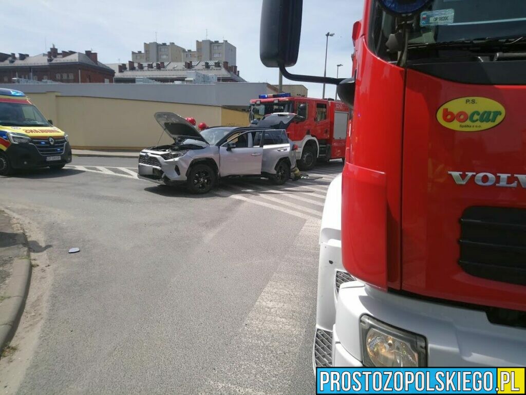 Zderzenie toyoty z fordem na ul. Nysy Łużyckiej w Opolu. Jedna osoba potrzebowała pomocy medycznej.